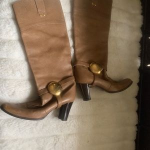 DOLCE AND GABBANA BOOTS TAN STRAP WRAP GOLD SIGNATURE PULL UP HEEL SIZE 8.5